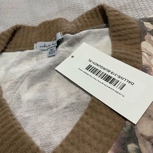 White Birch VNeck Floral Print Top XL NWT